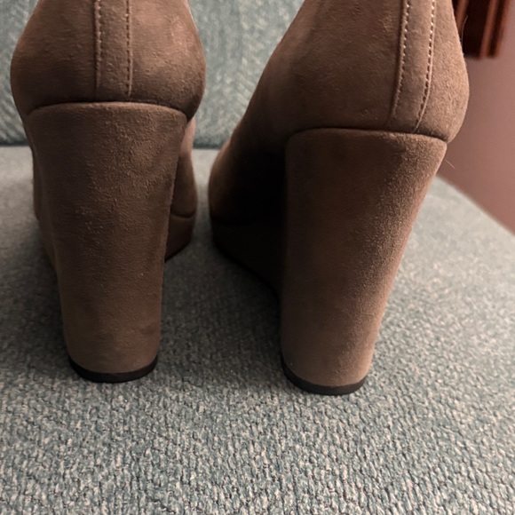 Nine West Women's grey Suede Wedge shoes - Picture 4 of 6